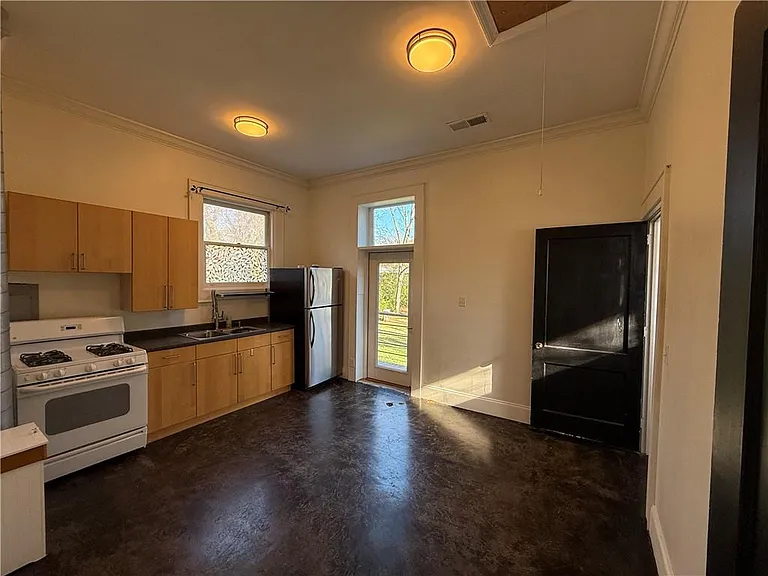 229 Howard St NE — Photo 5