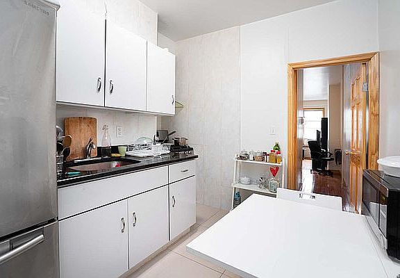 4th image of 308 Suydam St #2F