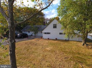 37 Scarlet Oak Rd, Levittown, PA 19056
