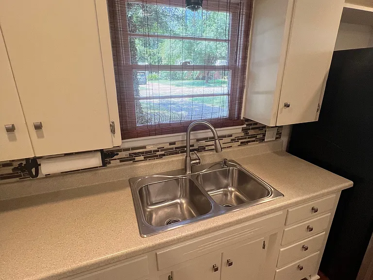 Sink with Garbage Disposal