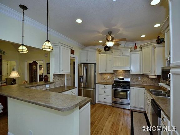 3rd image of 10 Woodson Dr