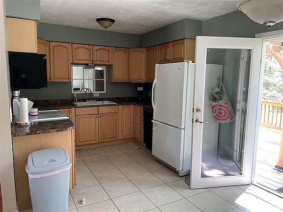 4th image of 8 Somerset Dr