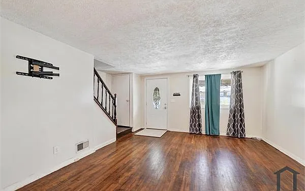 3 bed, 1728 sqft, $2,800 — Photo 2