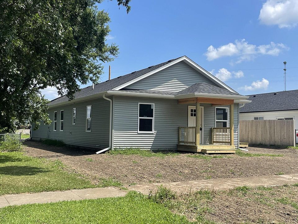 1st image of 823 Myra St