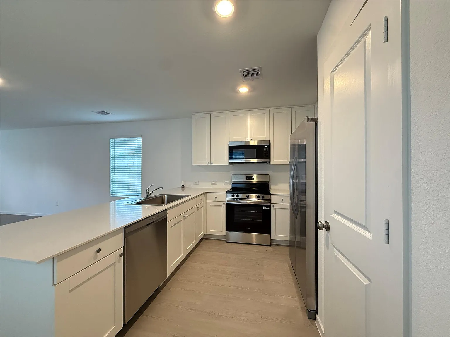 3 bed, 2.5 bath, 1360 sqft, $1,650 — Photo 4