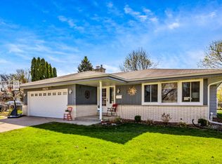 1423 Empire Ct, Waukesha, WI 53186