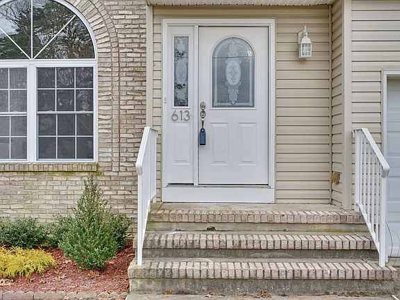 2nd image of 613 Larchmont St