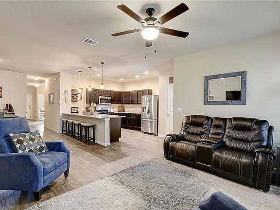 3rd image of 185 Cibolo Creek Dr