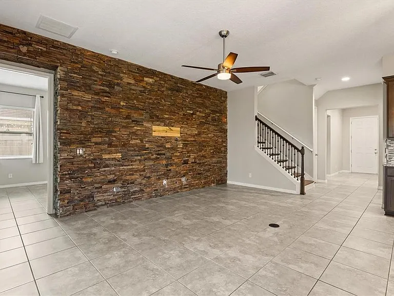 1046 Grand Hilltop Dr — Photo 2