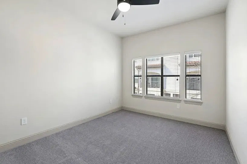 1 bed, 1.5 bath, 989 sqft, $1,805 — Photo 2
