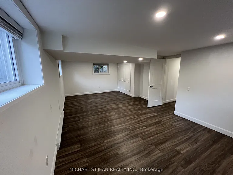 176 Queensdale Ave E #LOWER — Photo 15