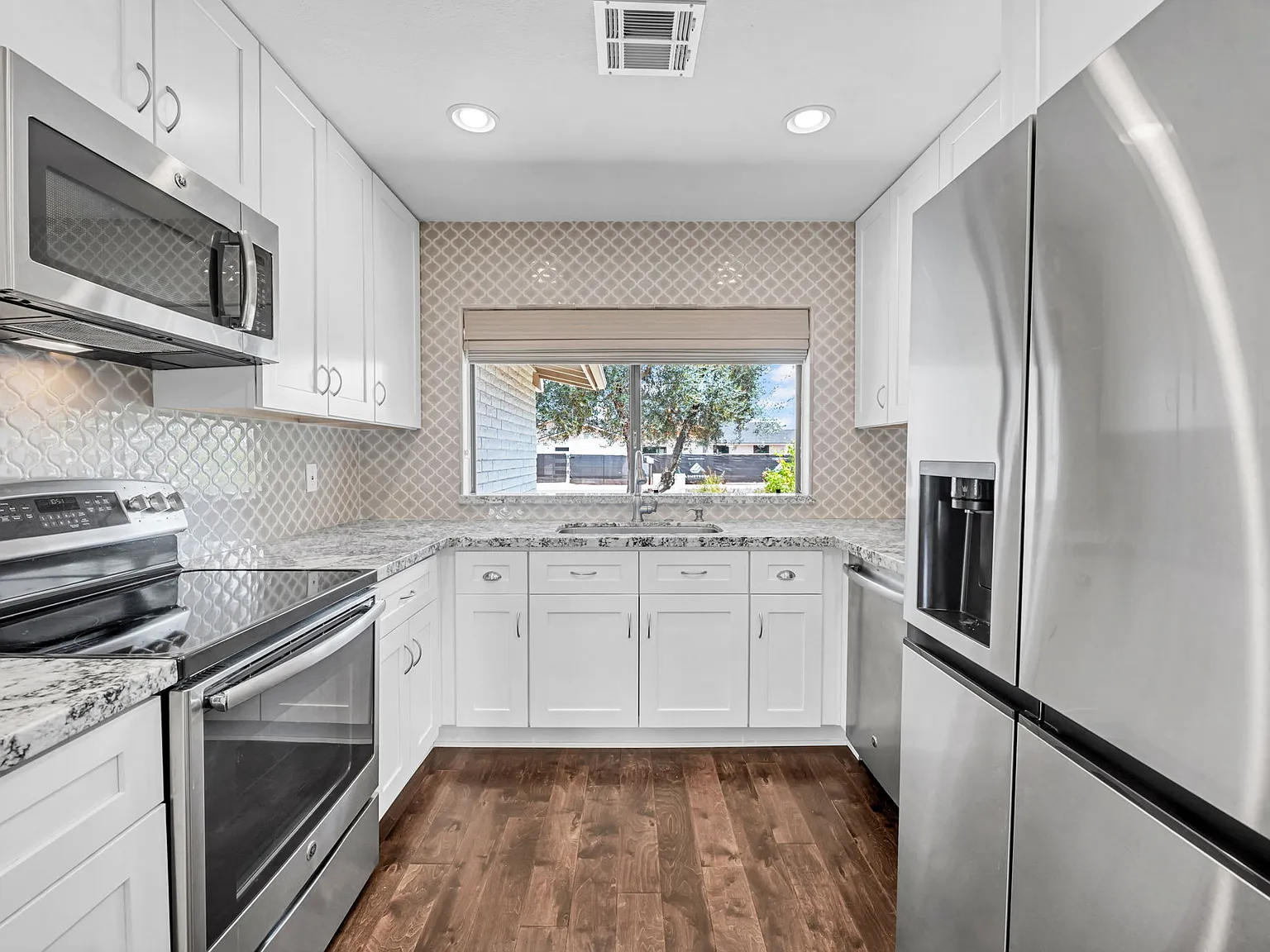 3 bed, 2016 sqft, $4,100 — Photo 4