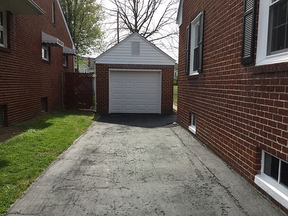 Detached garage