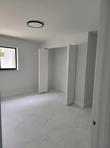240 SW 7th St — Photo 12