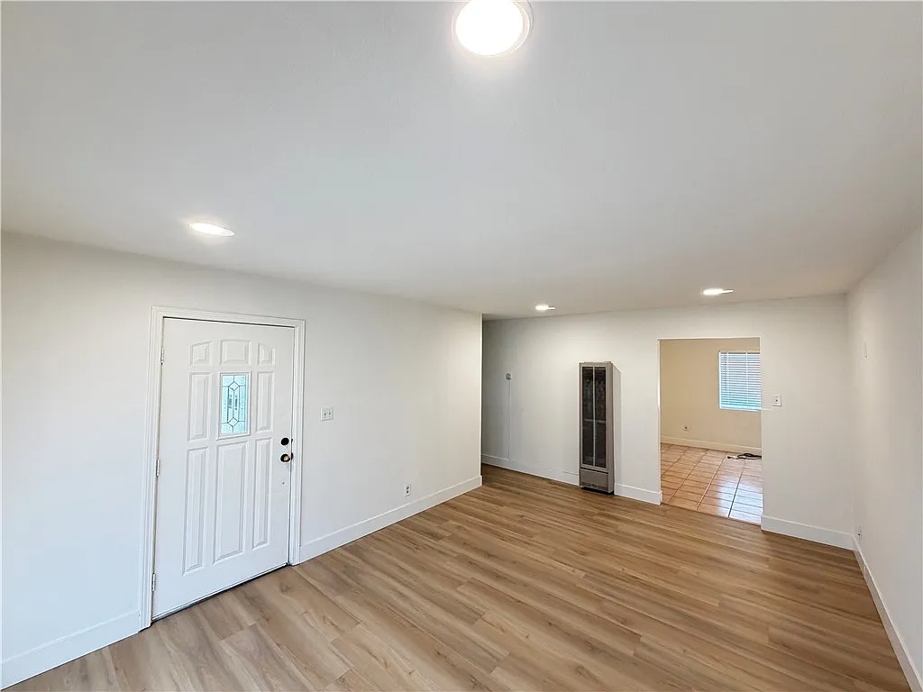 3 bed, 1123 sqft, $2,990 — Photo 3