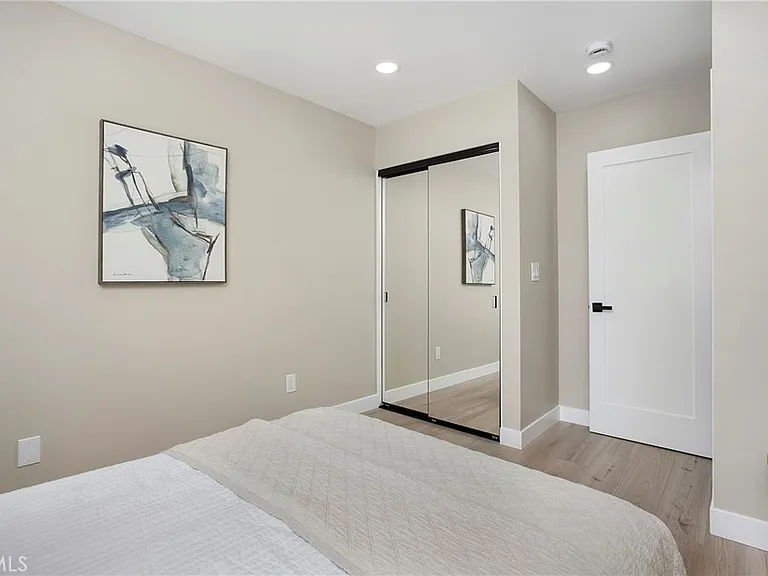 708 E Elm St — Photo 11