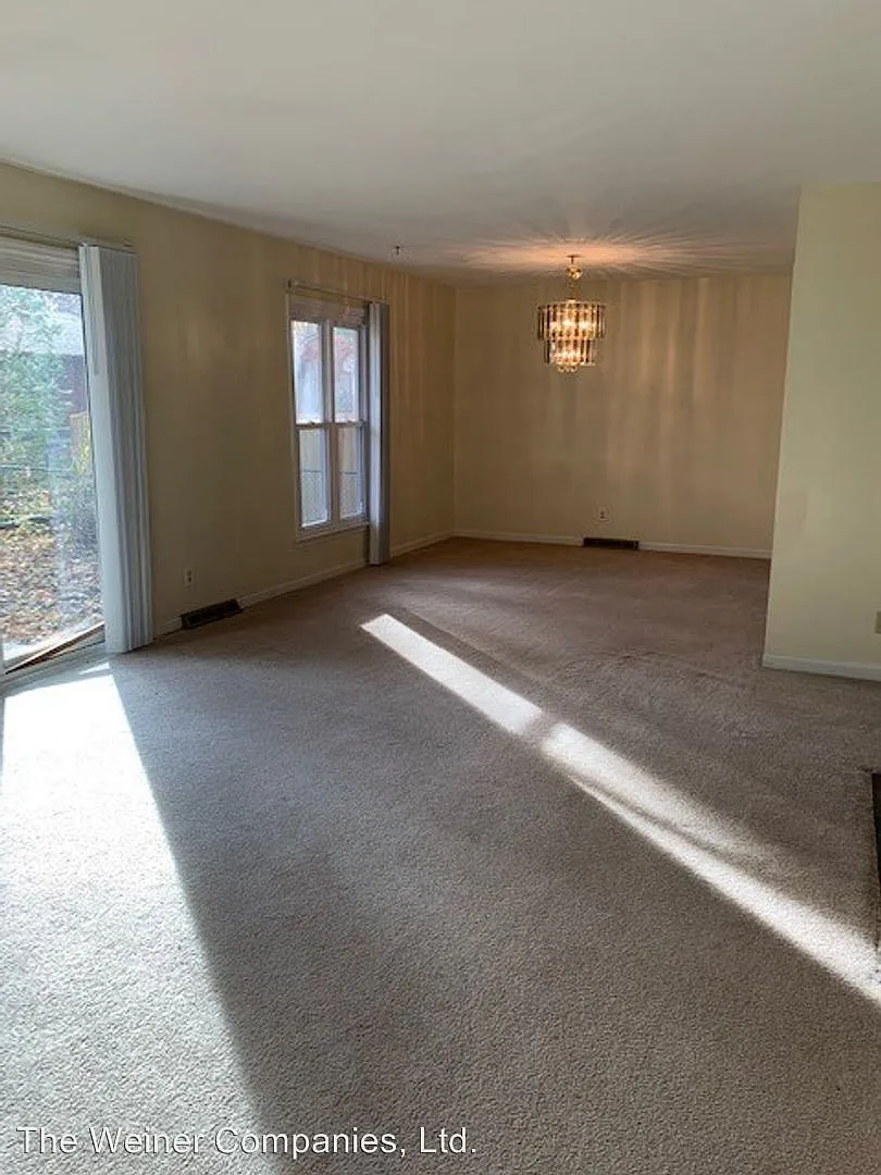 1001 Shurts St photo 1