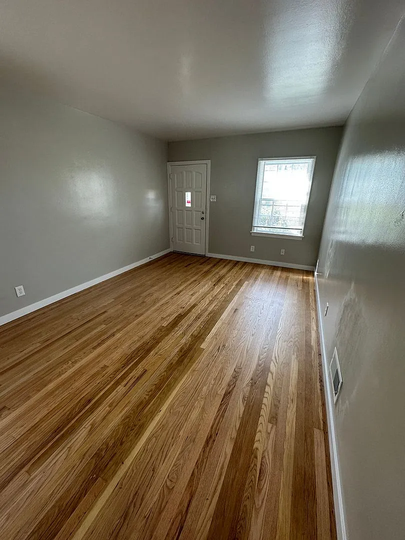 2 Bedroom, 1 Bathroom Apartment — Photo 3