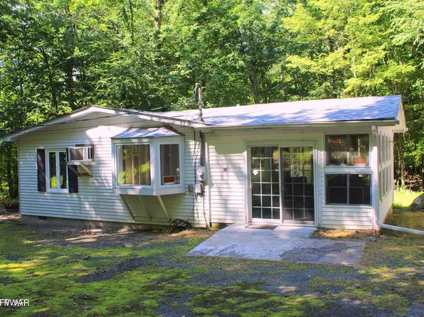 102 Redstart Ct, Hawley, PA 18428