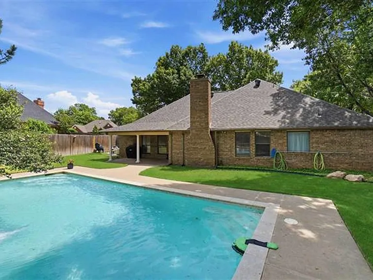 3006 NE Heritage Dr — Photo 25
