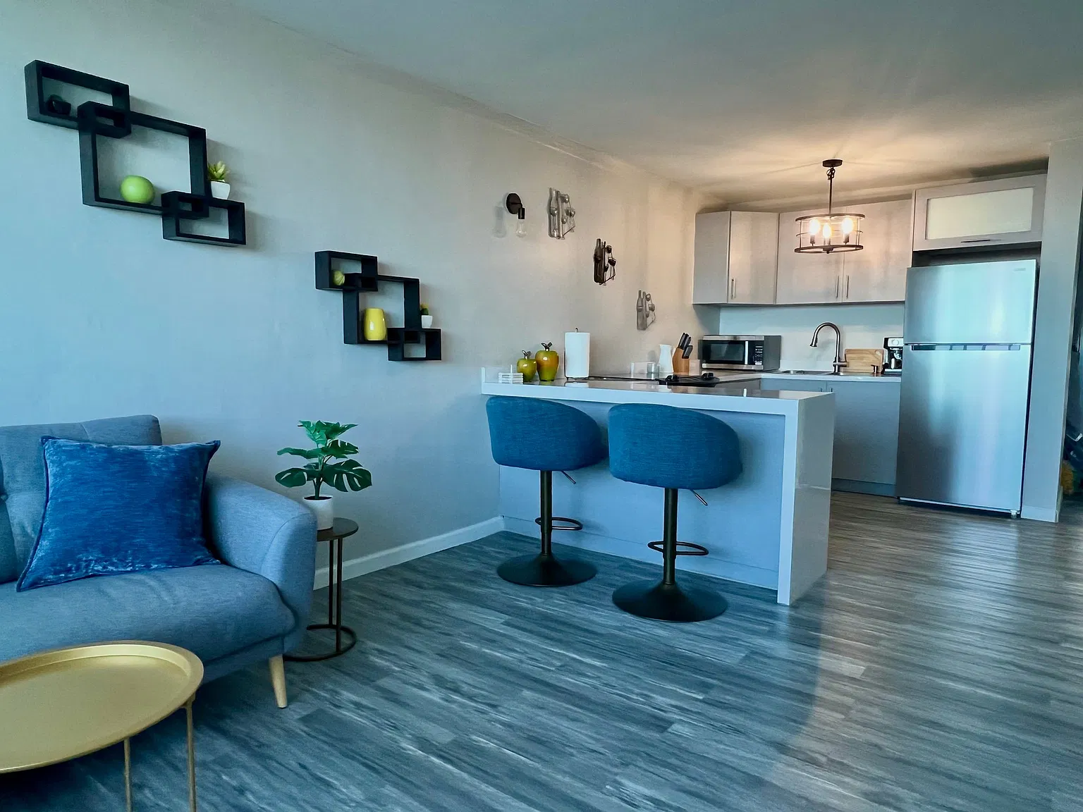 Enjoy beautiful city and ocean views from this furnished apartment in Santurce. — Photo 4