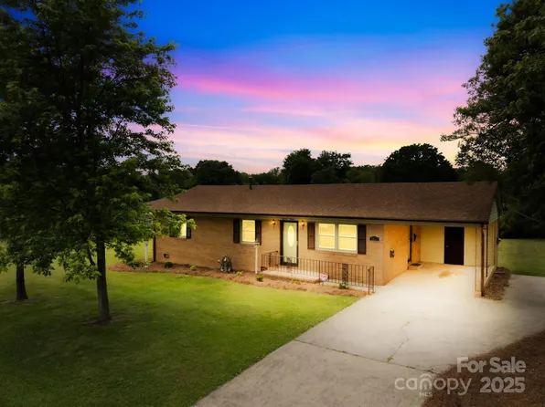 1811 Belmar Dr, Gastonia, NC 28052