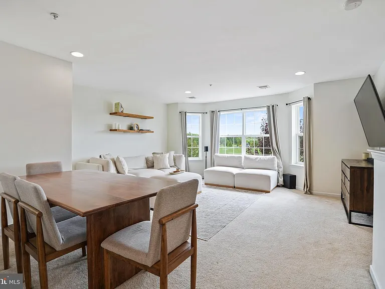 2028 Berkeley Dr — Photo 2