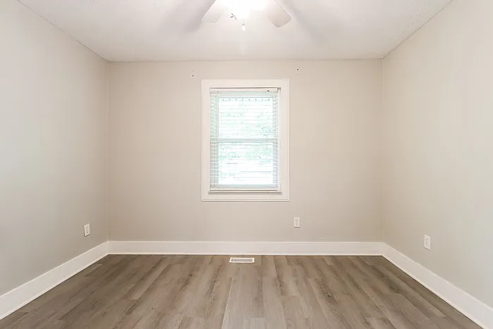 140 Mason Ave — Photo 10