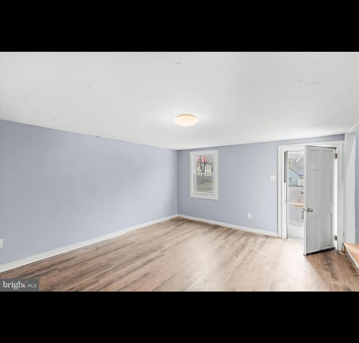 2 bed, 911 sqft, $1,550 — Photo 3