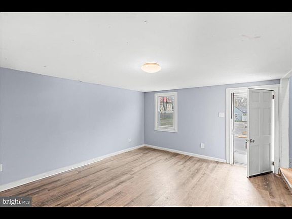 3rd image of 304 E 5th St