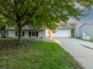 2712 Essington St, Bloomington, IL 61705