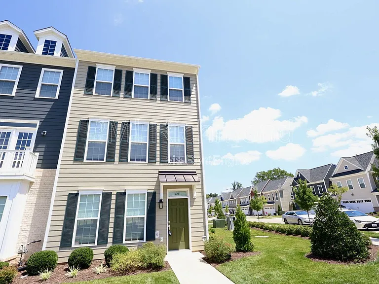 425 Randolph View Dr — Photo 2