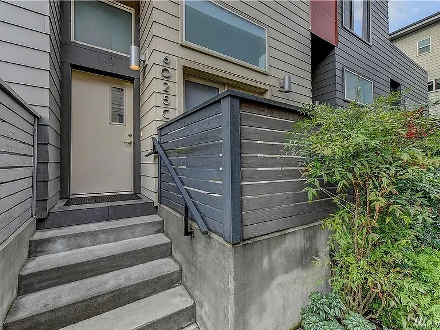 3BR WS Townhome w/ Oversized Windows! — Photo 1