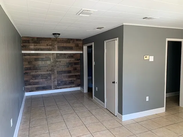 5 bed, 1900 sqft, $1,900 — Photo 2