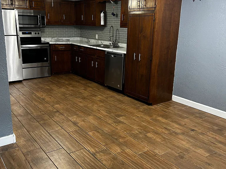 205 N Shawnee Blvd #C — Photo 2