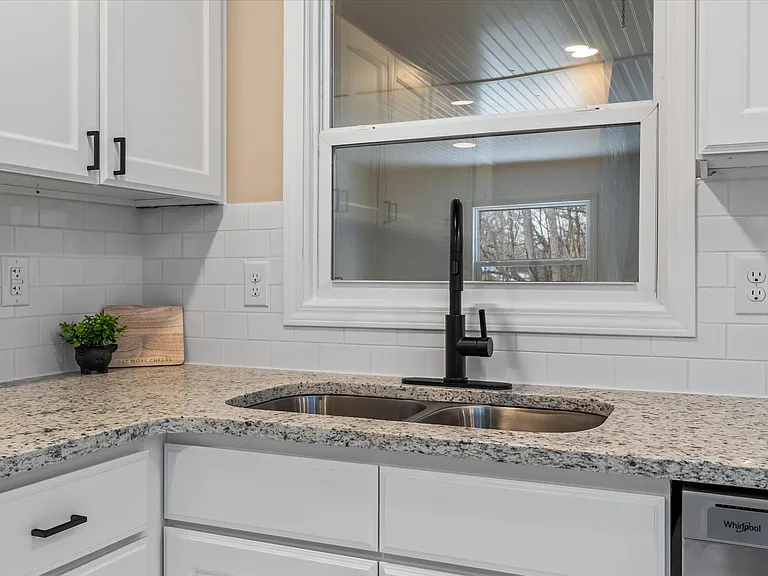 1090 Shalimar Dr — Photo 12