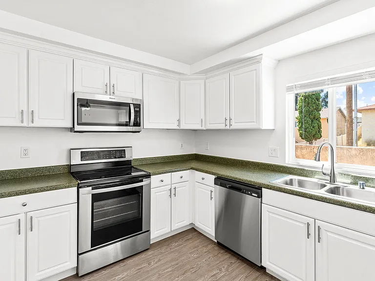 Greenbrier Apartments — Photo 14