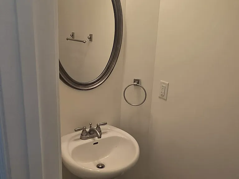 Half bathroom on the ground floor