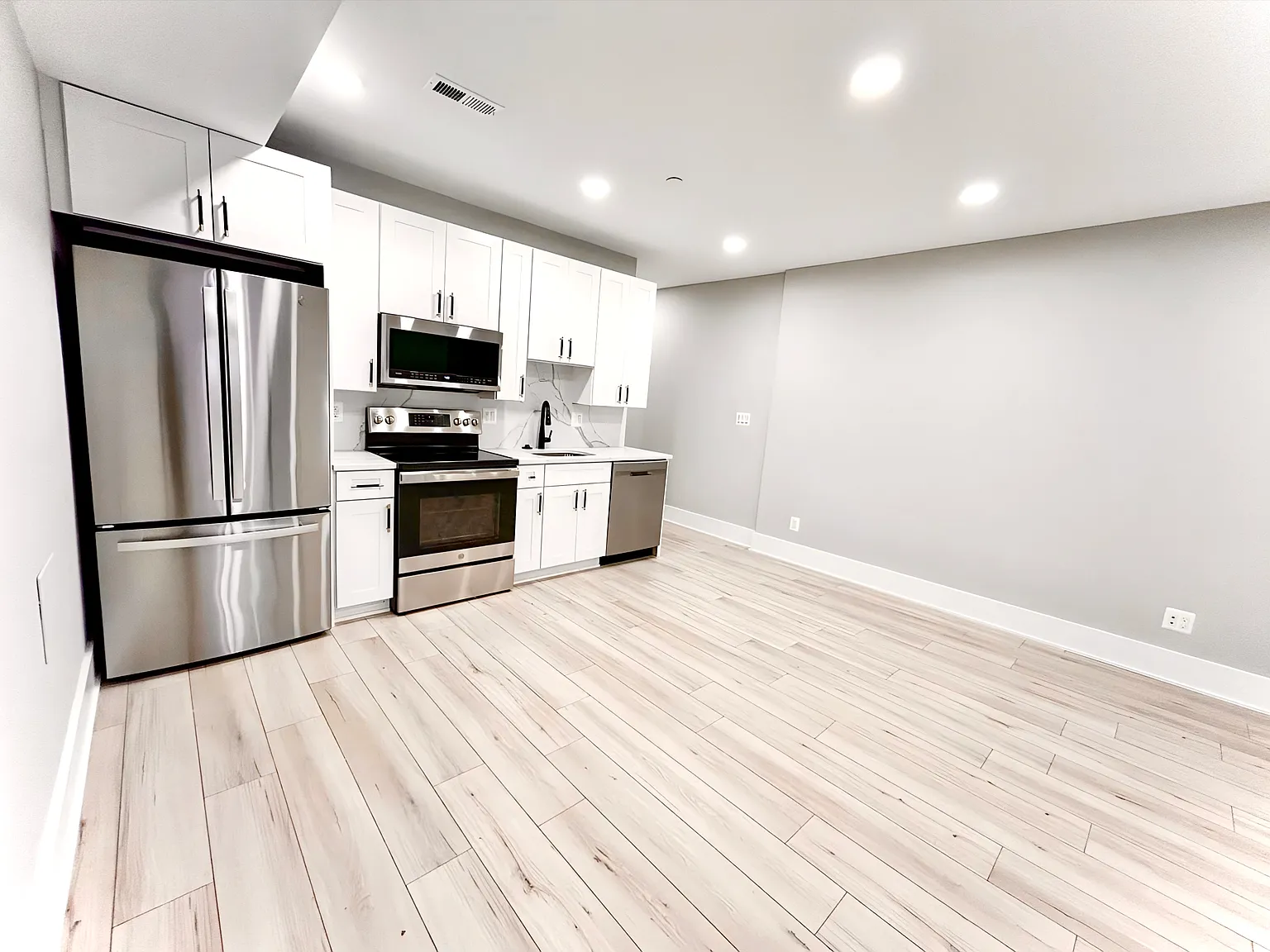 2 bed, 780 sqft, $2,400 — Photo 3