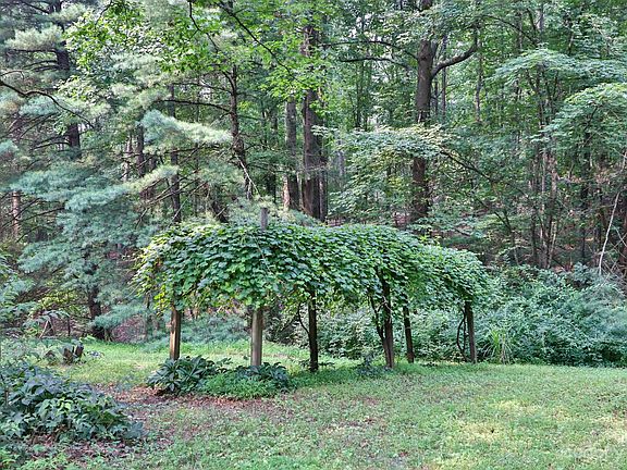 5th image of 190 S Hemlock Ln