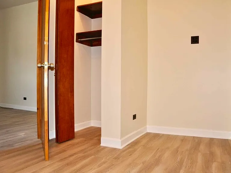 2326 W 24th St #1 — Photo 8
