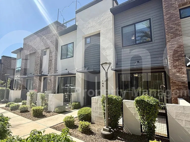 165 E Hearne Way — Photo 1
