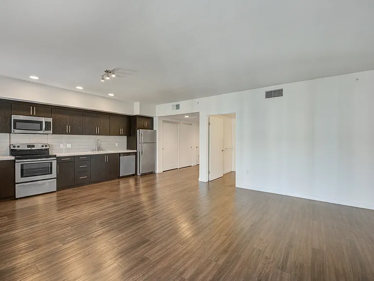 5550 Hollywood — Photo 24