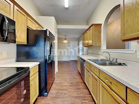 3rd image of 123 Hall St
