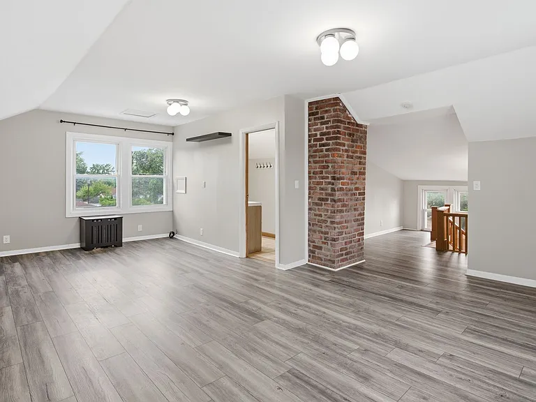 2823 Queen St — Photo 7