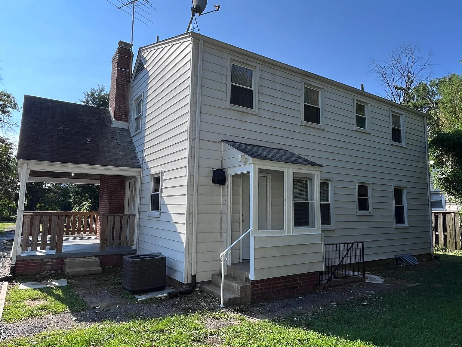 4 bed, 1326 sqft, $5,565 — Photo 3