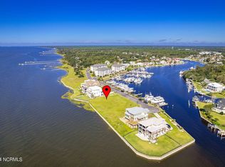 121 Lands End Ct, Morehead City, NC 28557