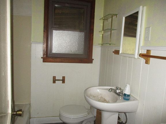 5th image of 812 E 10th St