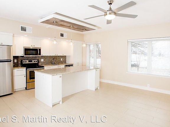 4th image of 202 SE 1st St APT 401