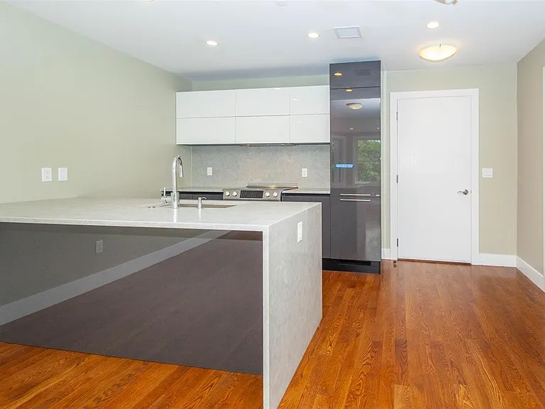 906 E 2nd St #105 — Photo 2